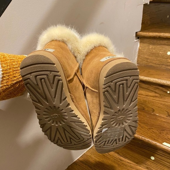 Like New Ugg Size 5 I No Longer Want. - Picture 4 of 4